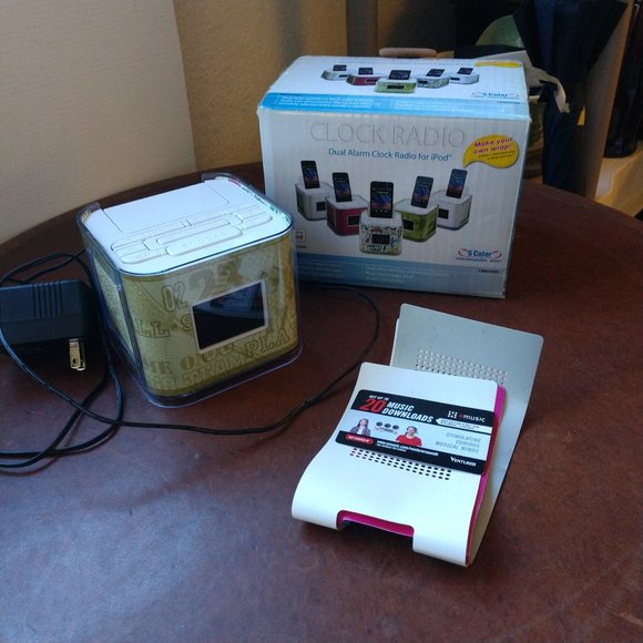 Venturer CR8030iE5 Dual Alarm Clock AM FM Radio Dock for iPod iPhone 2012 Skins - Picture 5 of 11